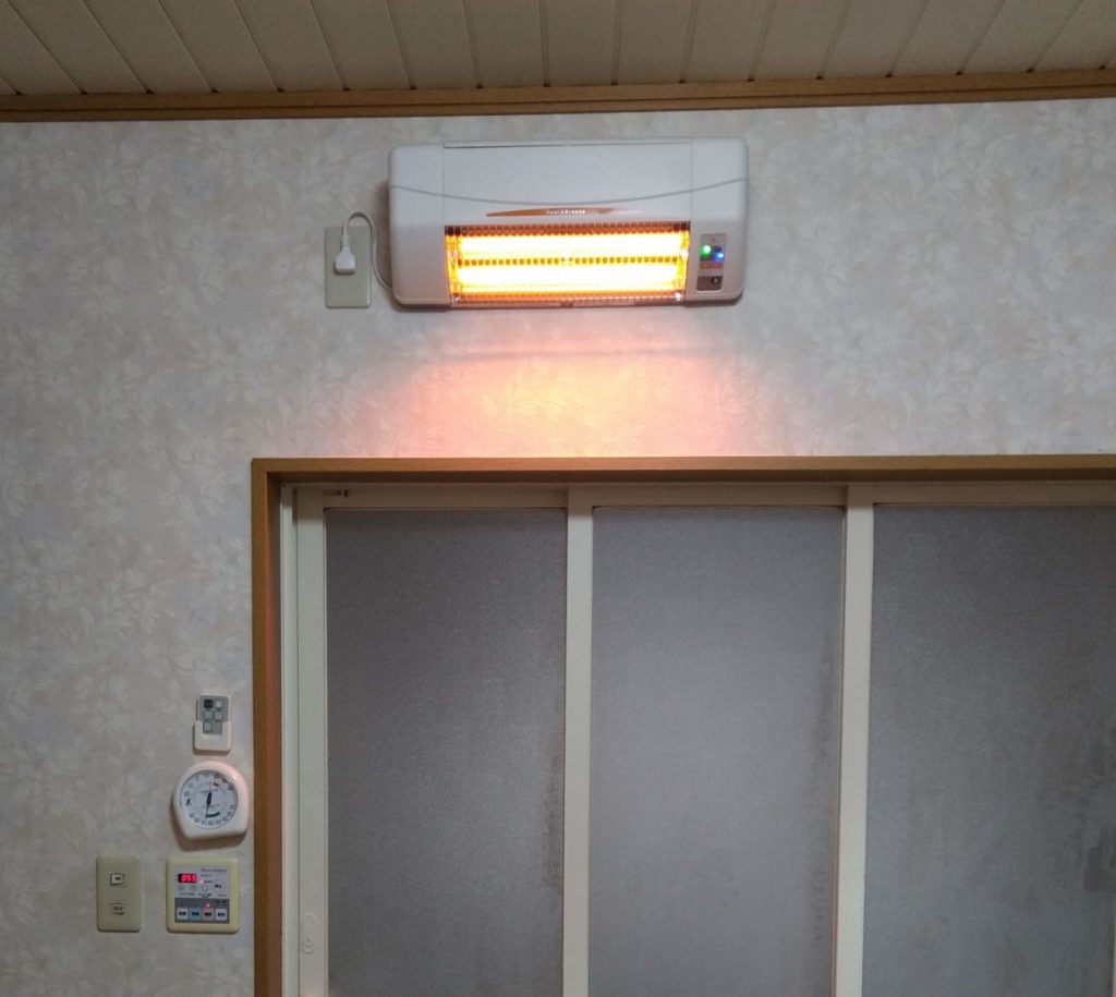壁上部に設置された暖房機