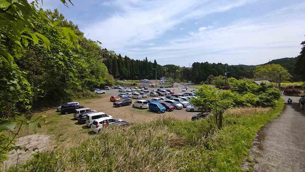 和気公園駐車場、奥に見えるのは臨時駐車場