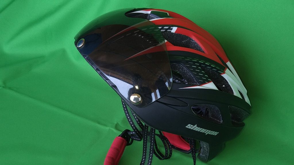 サンバイザーを使用しない時はこのようにヘルメットに張り付けておく。